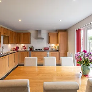 Holiday home 4 Bedroom House In Ilkley