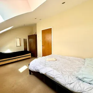 Arthurs Penthouse - Central Leith Walk 2-storey - Free Parking & Fast Wifi Apartment Edinburgh